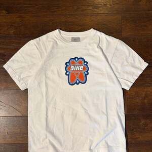 Nike Graphic White T-Shirt Atom Logo Short Sleeve Size M